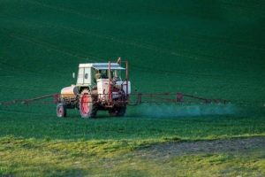 Spotřeba pesticidů na českých polích loni klesla o 4,3 pct