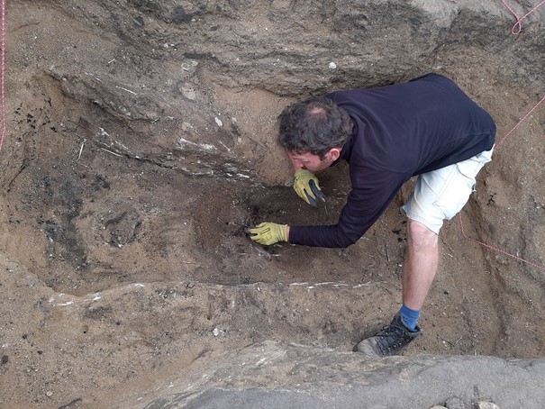 Archeologové plzeňské ZČU objevili poblíž hory Říp unikátní pravěkou mohylu