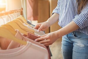 Průzkum: Na nákup oděvů má u 47 procent Čechů vliv udržitelnost, trend roste