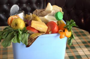 Výzkum: Plýtvání jídlem je pro lidi v ČR důležité téma, pomáhá pozitivní motivace