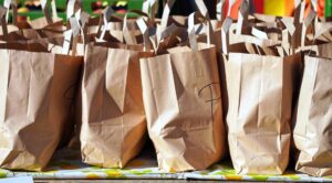 Zákon o obalech loni porušilo 110 prodejců, většinou kvůli tašce k nákupu zdarma
