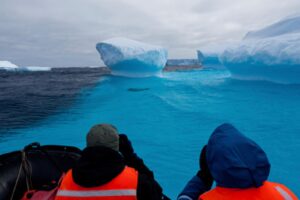 Do Antarktidy ročně míří desítky tisíc turistů, je to zátěž pro prostředí