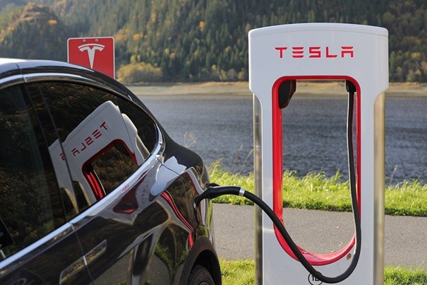 Prodej nových elektromobilů Tesla v ČR klesl meziročně o čtvrtinu na 62 aut