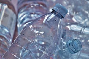 Zálohování plastových lahví zůstane nadále dobrovolné, rozhodla Sněmovna