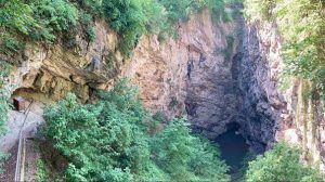 Hranická propast, nejhlubší zatopená jeskyně na světě, má nejméně 450 metrů