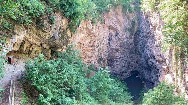 Hranická propast, nejhlubší zatopená jeskyně na světě, má nejméně 450 metrů