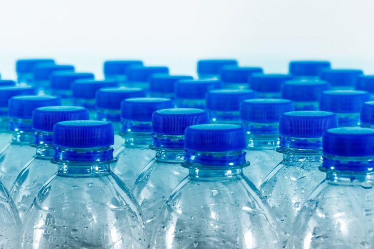 Plastové lahve budou muset být ze 30 procent z recyklátu, Senát to dnes schválil
